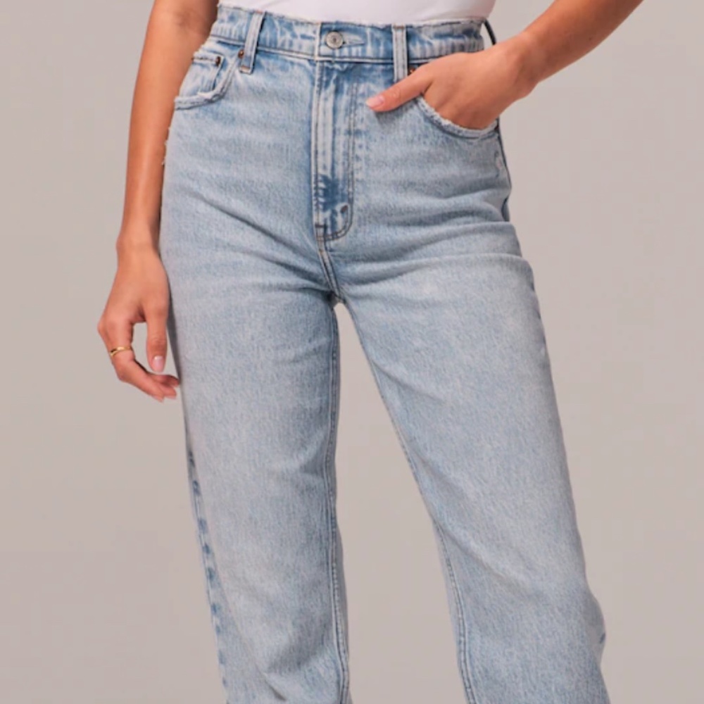 Abercrombie Curve Love  Ultra High Rise 90s Straight Jean 26R
